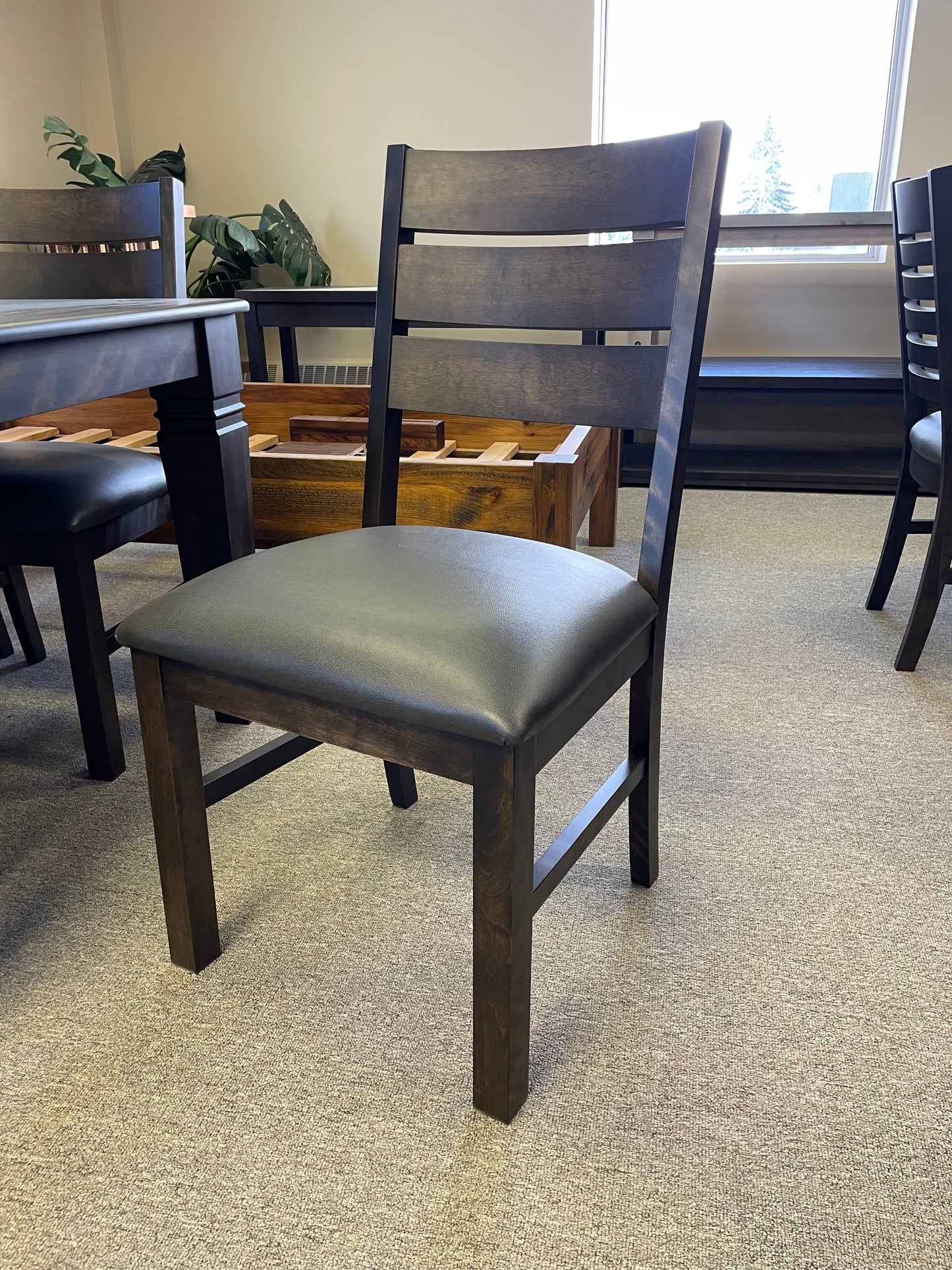 Smooth Birch D431B Harvest Table & 6 622B Chairs in Guinness Finish S-703
